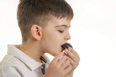 Stüdyo çekim Genç çocuğun çikolata şeker - sağlıksız yeme alışkanlıkları kavramı ile