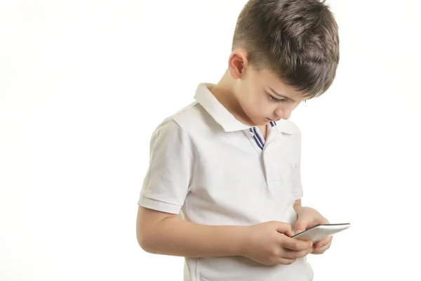Студийный Снимок Мальчика Смартфоном Концепция Детской Зависимости Сотовых Телефонов — стоковое фото