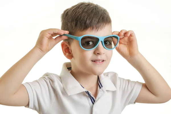 Studio Shot Van Jongen Met Blauwe Kunststof Zonnebril — Stockfoto