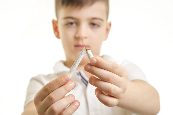 Студійний Знімок Молодого Хлопчика Ламає Цигарку Концепції Куріння — стокове фото