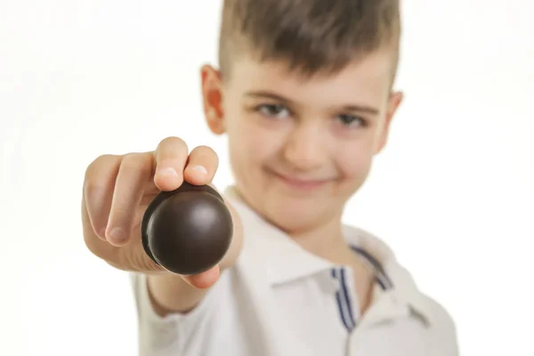 Studio Shot Van Jongen Met Chocolade Snoep Ongezond Eten Gewoonten — Stockfoto