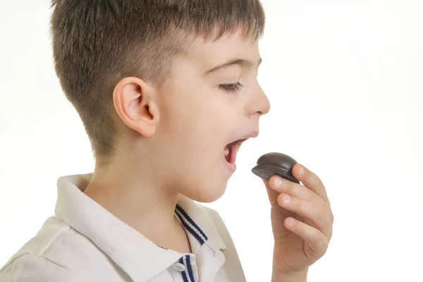 Studio Shot Van Jongen Met Chocolade Snoep Ongezond Eten Gewoonten — Stockfoto