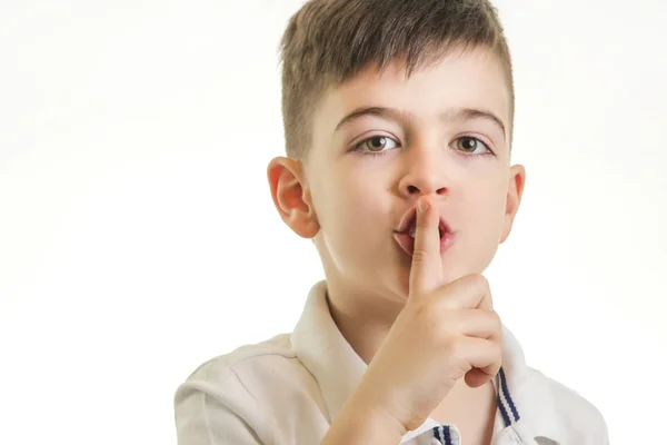 Studio Shot Van Jongen Met Vinger Lippen Stil Gebaar — Stockfoto