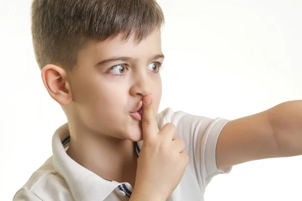 Estúdio Tiro Rapaz Com Dedo Lábios Gesto Silencioso — Fotografia de Stock