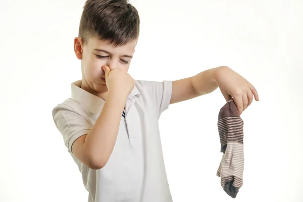 Studio Shot Van Jonge Jongen Houden Van Stinkende Sok — Stockfoto