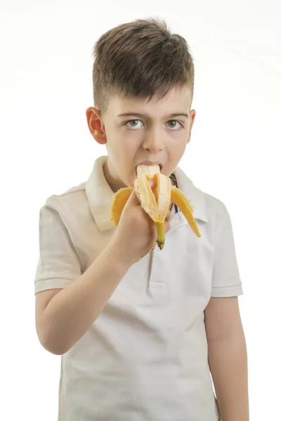 Studio Záběr Mladého Chlapce Jíst Banán Zdravé Stravovací Návyky Koncept — Stock fotografie