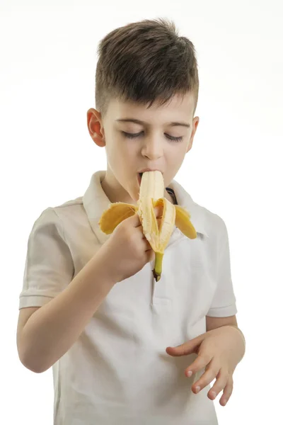 Studio Záběr Mladého Chlapce Jíst Banán Zdravé Stravovací Návyky Koncept — Stock fotografie