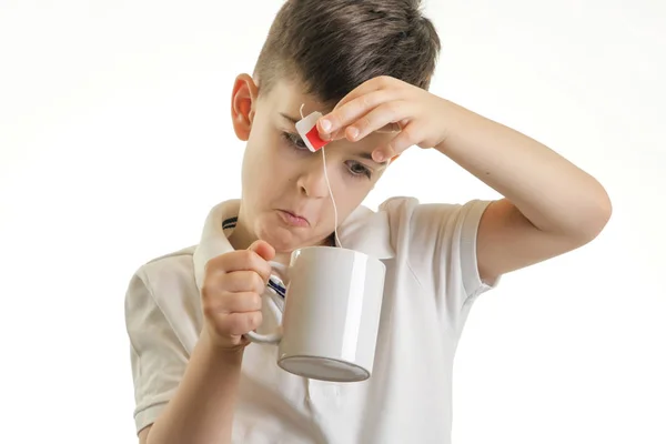 Studioaufnahme Eines Jungen Der Tee Kocht Konzept Für Gesunde Essgewohnheiten — Stockfoto