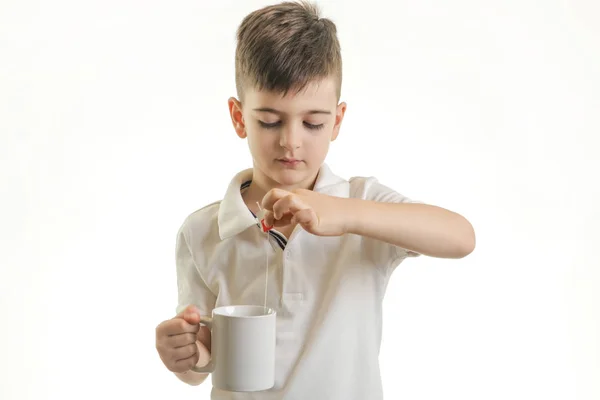 健康的な食事習慣コンセプトのカップを作る少年のスタジオ撮影 — ストック写真