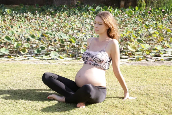 임신한 여자는 공원에 — 스톡 사진