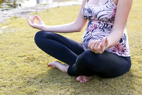 Mujer Embarazada Practicando Yoga Parque — Foto de Stock