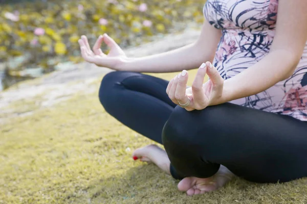 Donna Incinta Che Pratica Yoga Nel Parco — Foto Stock