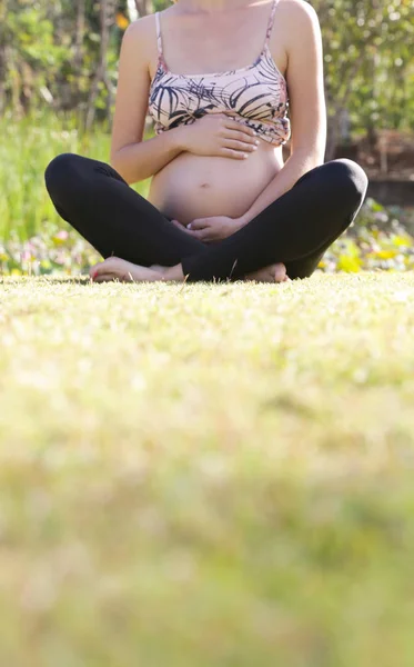 공원에 임신부 — 스톡 사진