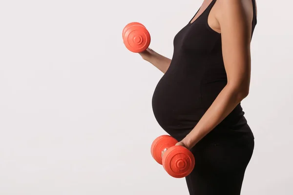 Trening Kobiet Ciąży Hantlami — Zdjęcie stockowe