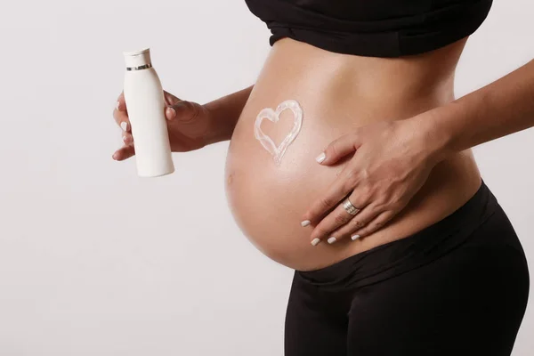 Mulher Grávida Aplicando Hidratante Sua Barriga Evitando Estrias Gravidez — Fotografia de Stock