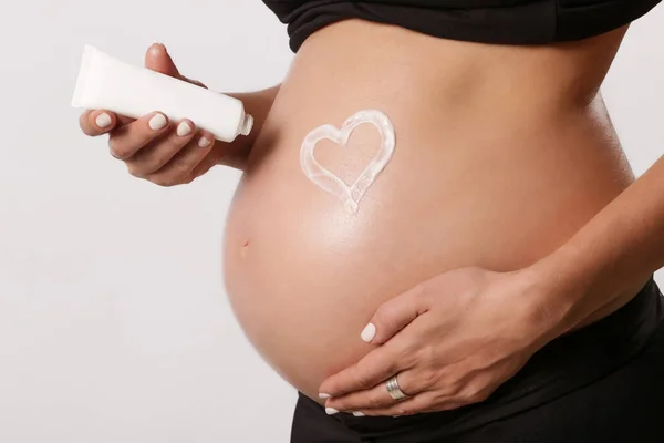 Kobieta Ciąży Stosowanie Nawilżających Jej Brzuch Zapobieganie Ciąży Rozstępy — Zdjęcie stockowe