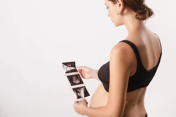 Mujer Embarazada Sosteniendo Ecografía — Foto de Stock