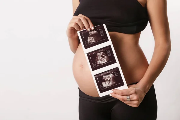 Mujer Embarazada Sosteniendo Ecografía — Foto de Stock