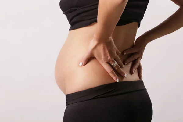 背中の痛みと妊娠中の女性 — ストック写真