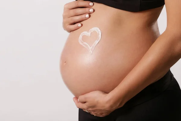 Kobieta Ciąży Stosowanie Nawilżających Jej Brzuch Zapobieganie Ciąży Rozstępy — Zdjęcie stockowe