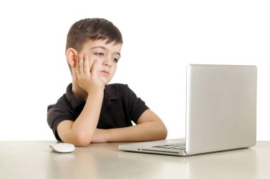 Studio dizüstü bilgisayar önünde ciddi öğrenci portresi