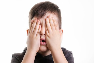 Stüdyo portre onun kapsayan genç çocuğun gözleri - kötü hiçbir kavram görmek