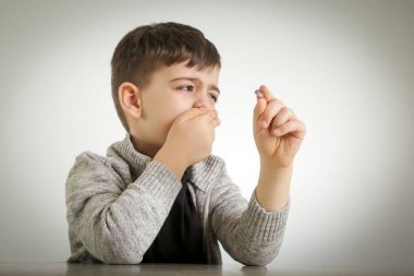 Genç çocuk bir ilaç almak istemiyor