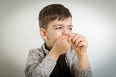 Genç çocuk bir ilaç almak istemiyor