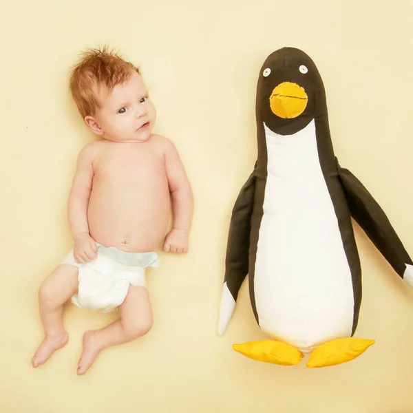 Imádnivaló Újszülött Baba Pingvin Barátja Portréja — Stock Fotó