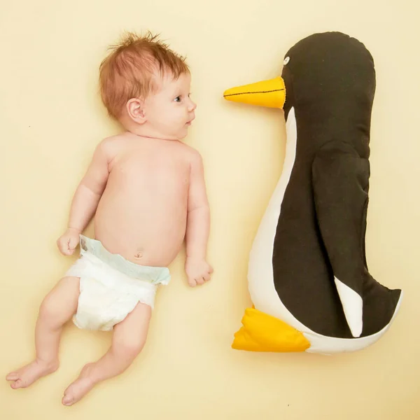 Retrato Bebê Recém Nascido Adorável Com Seu Amigo Pinguim — Fotografia de Stock