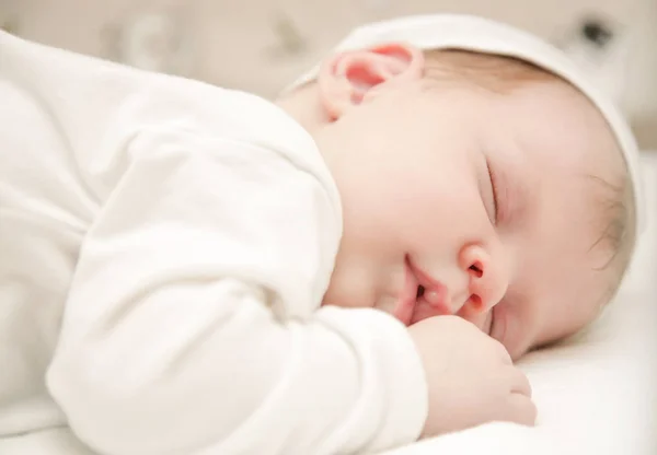 可爱的新生婴儿睡觉的肖像 — 图库照片