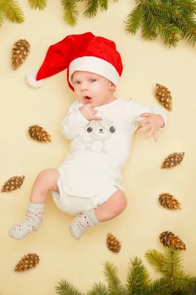 サンタの帽子をかぶって幸せな美しい新生児の肖像画 — ストック写真