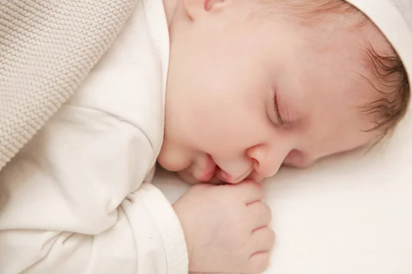 眠っている愛らしい新生児赤ちゃんの肖像画 — ストック写真