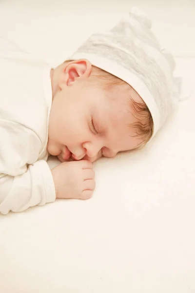 眠っている愛らしい新生児赤ちゃんの肖像画 — ストック写真