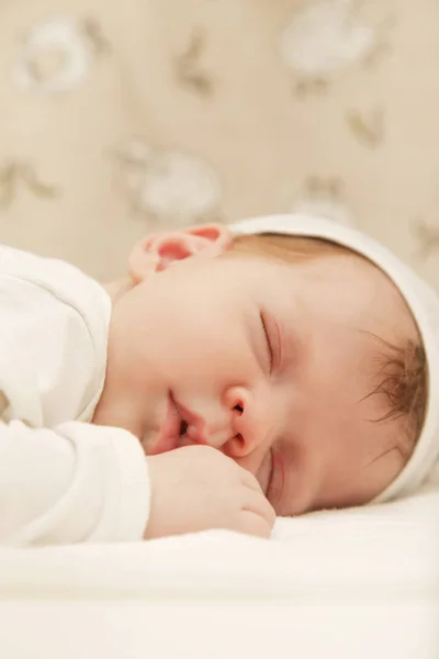 可爱的新生婴儿睡觉的肖像 — 图库照片