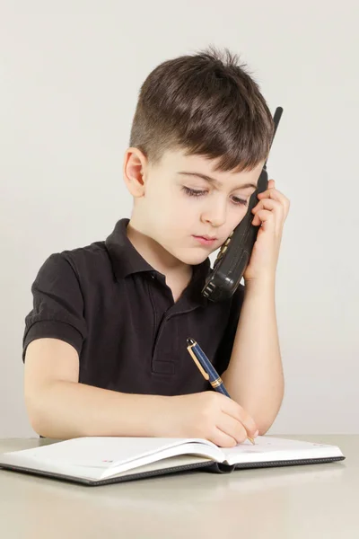 Jonge Jongen Aan Telefoon Het Maken Van Notities — Stockfoto