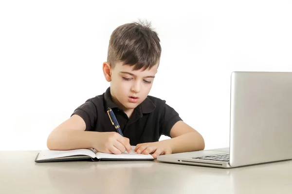 Jonge Jongen Maken Van Notities Voor Laptop — Stockfoto