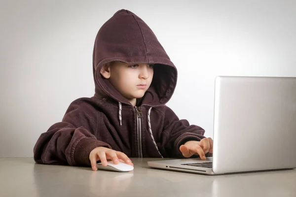 Genç Hacker Laptop Önünde Hoodie — Stok fotoğraf