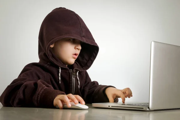 Joven Hacker Con Capucha Delante Computadora Portátil — Foto de Stock