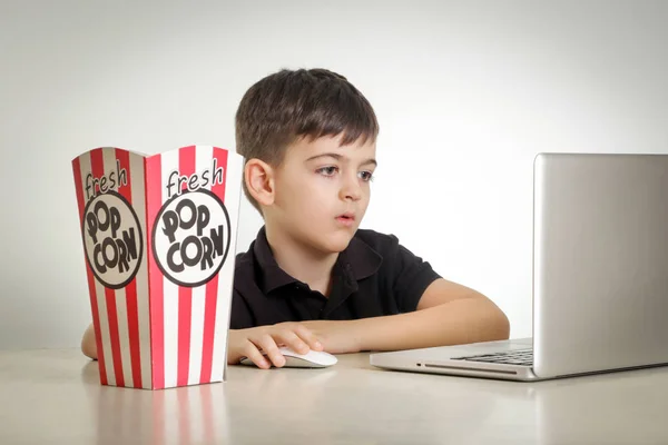 Studio Portret Młodego Chłopca Pole Popcorns Przed Laptop — Zdjęcie stockowe