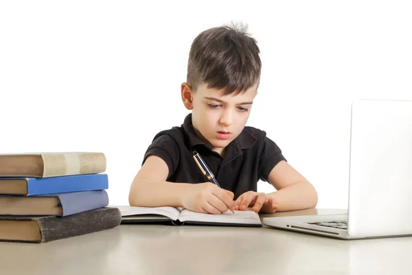 Młody Chłopak Robiąc Notatki Przed Laptop — Zdjęcie stockowe