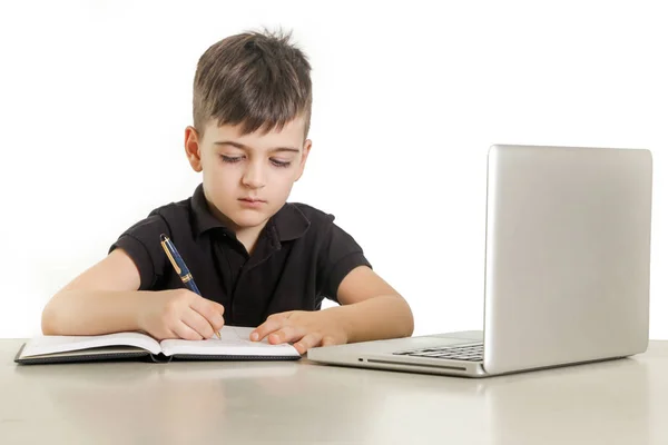 Jonge Jongen Maken Van Notities Voor Laptop — Stockfoto