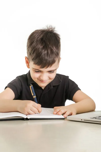 Niño Haciendo Notas Delante Computadora Portátil —  Fotos de Stock