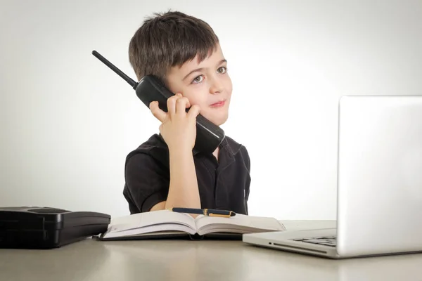 Junge Telefon Vor Dem Laptop — Stockfoto