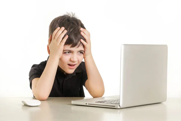 Retrato Estúdio Estudante Com Dor Cabeça Frente Laptop — Fotografia de Stock