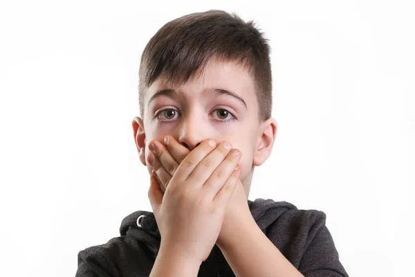 Studioporträt Eines Kleinen Jungen Der Seinen Mund Bedeckt Kein Böses — Stockfoto