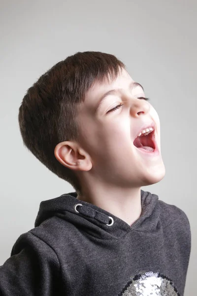 Studio Portret Van Jongen Lachen Zijaanzicht — Stockfoto