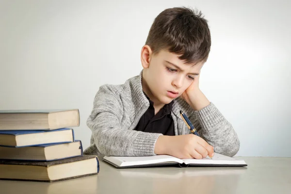 Junge Schreibt Hausaufgaben — Stockfoto