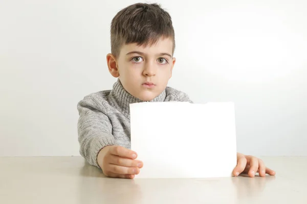 Studioporträt Eines Kleinen Jungen Mit Weißem Blankopapier — Stockfoto