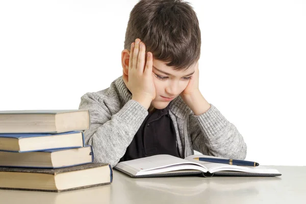 Studio Portret Van Jonge Jongen Worstelt Met Zijn Huiswerk Learning — Stockfoto